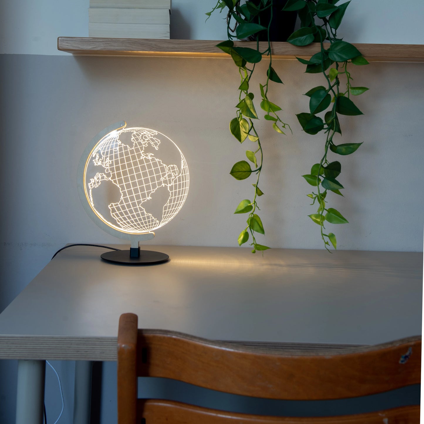 GLOBE Lamp - Black base
